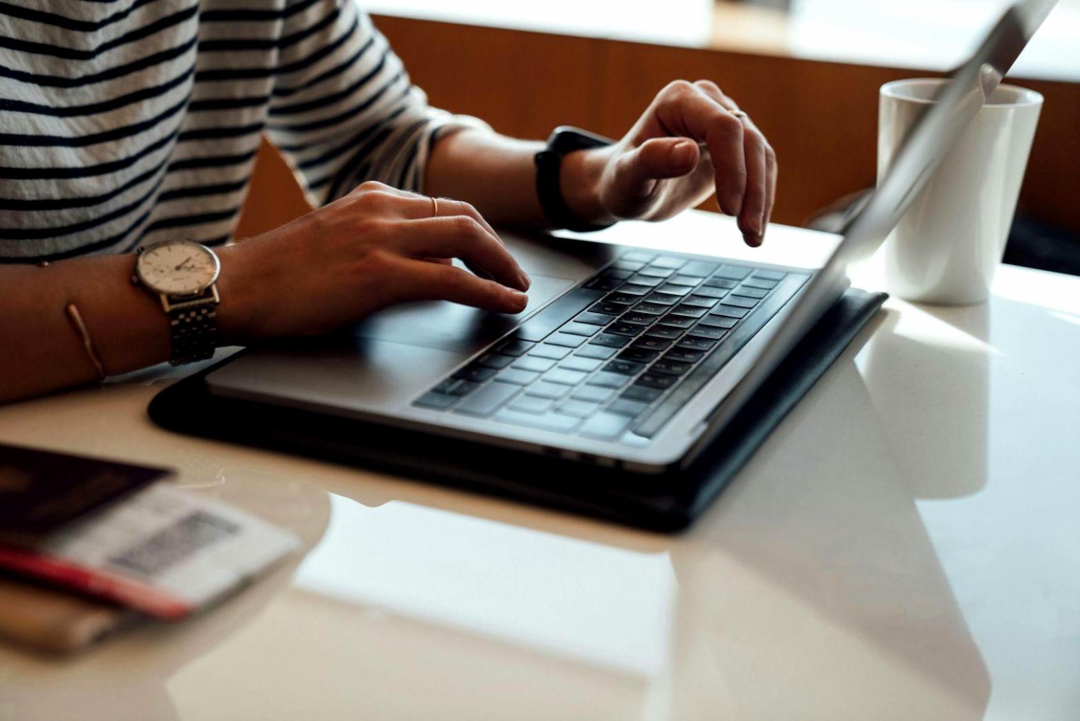 Environnement de travail collaboratif avec écrans d'analyse financière